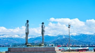 Kurban Said mahlasıyla yayımlanan Ali ve Nino (1937), yüzeyde Doğu