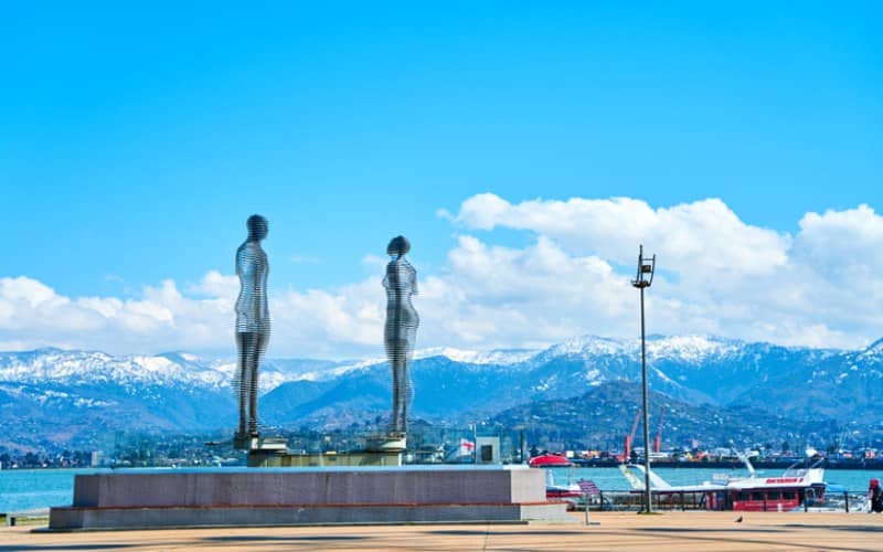 Kurban Said mahlasıyla yayımlanan Ali ve Nino (1937), yüzeyde Doğu