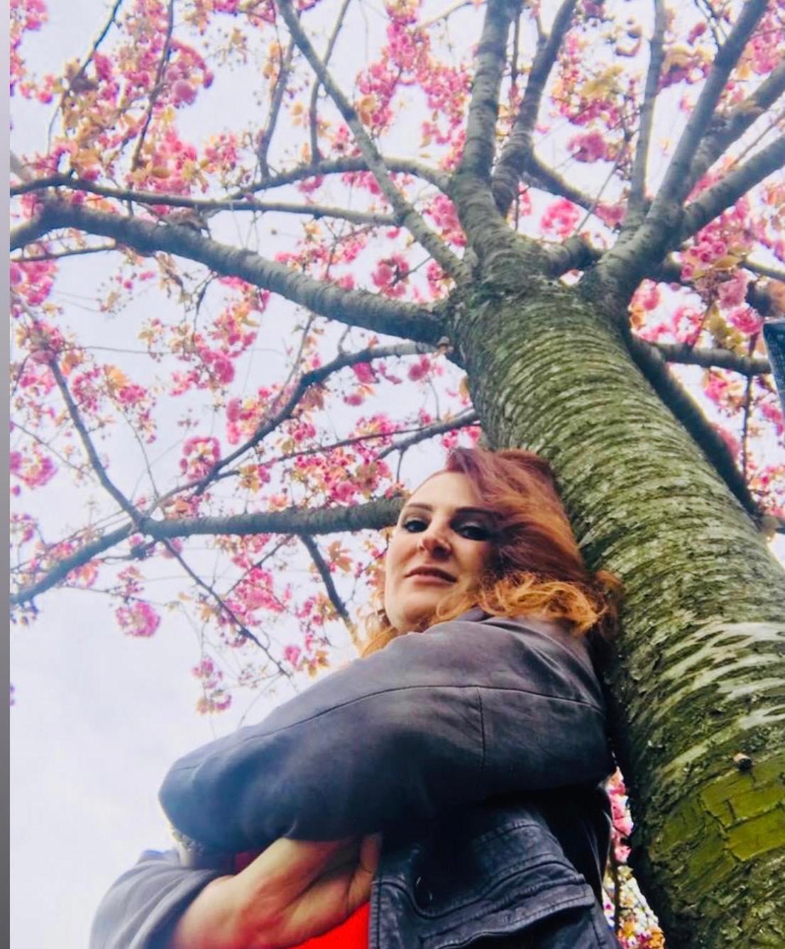 Anlatsam dil demez hezeyânımı Fotoğraf misali cansızdı gurbet Kimden tahsil