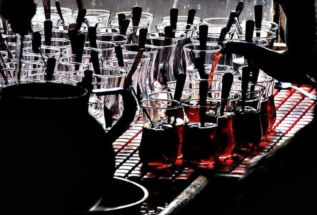 Öğle vakti yaklaşmıştı. Abbasağa Camii’nde abdestini aldı, namazını kıldı. İçinden