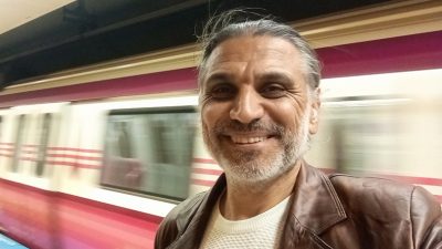 Şehir Hastanesi'nin devasa, betonarme blokları arasında kaybolmuş bir ruh gibi,