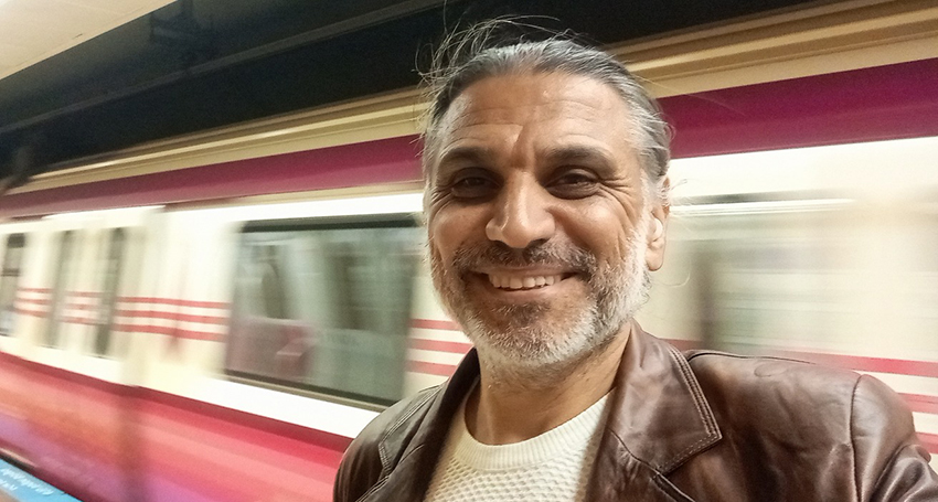 Şehir Hastanesi'nin devasa, betonarme blokları arasında kaybolmuş bir ruh gibi,