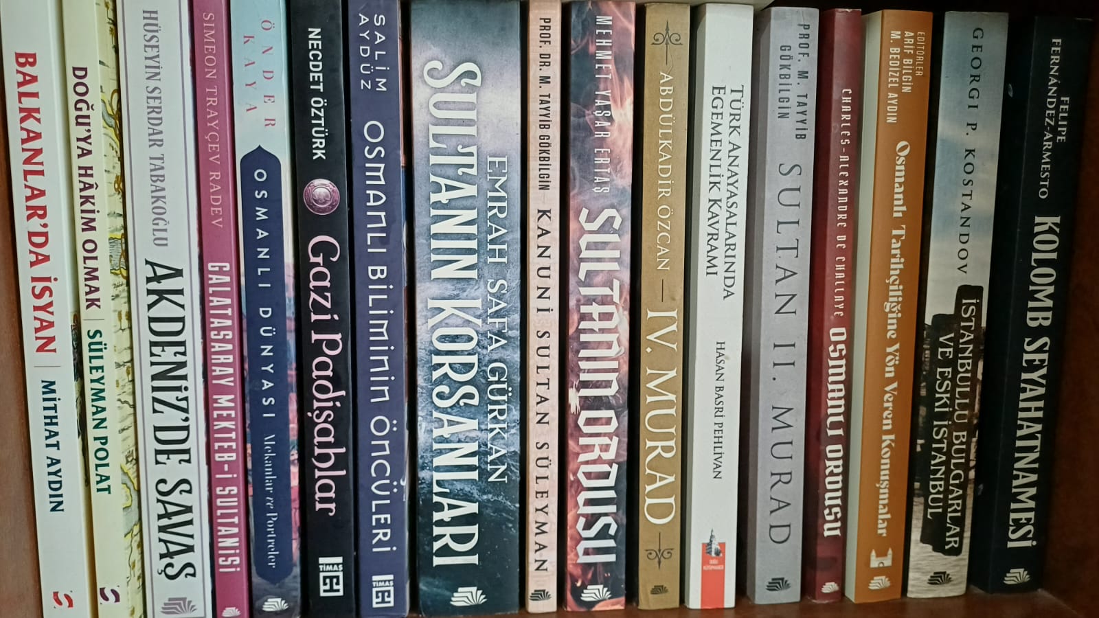 Edebiyat ile tarih arasındaki ilişki, bir toplumun geçmişini anlamada başvurulan