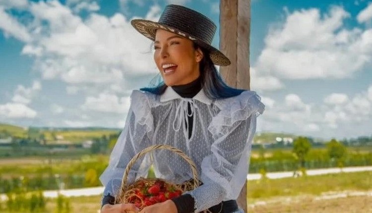 Manken Deniz Akkaya, kamuoyunun karşısına romanıyla çıktı. 