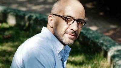 Hikmet Hükümenoğlu'nun yeni romanı Bu Dünyada Yaşamak, raflardaki yerini aldı.