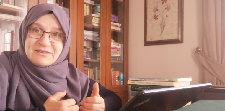 Vaize Fatma Bayram, Dünyayı Azaltmanın Mevsimi adlı yeni kitabıyla okurun