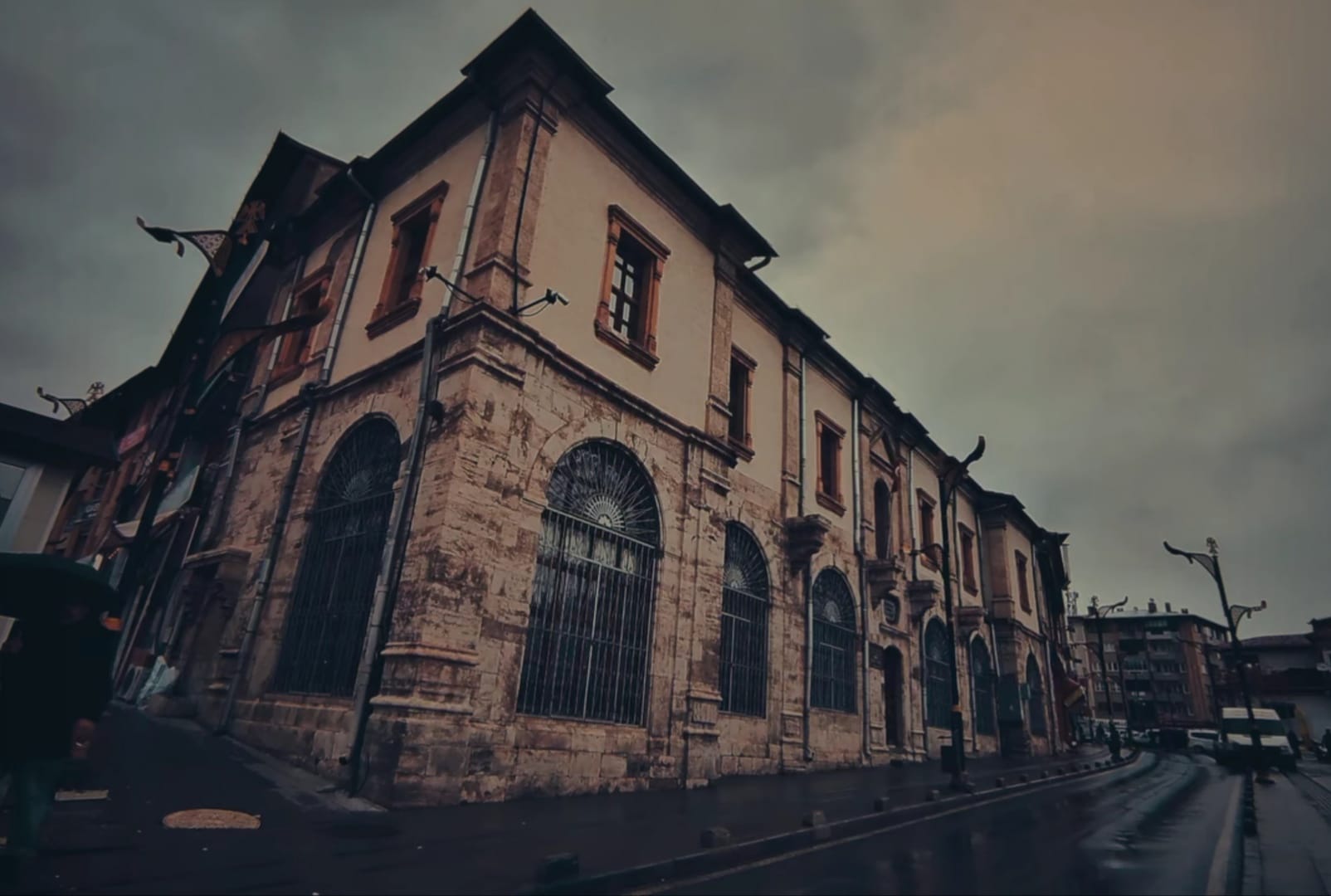 Mustafa Süs yazdı: Yanlışlıkla ayağa basmak ile bile isteye yüze