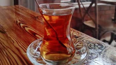 Yağmur Erdem yazdı: Yine bardaklar vardır. Kadehler, ışıklar ve geceler