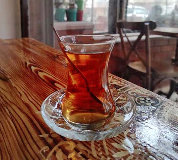 Yağmur Erdem yazdı: Yine bardaklar vardır. Kadehler, ışıklar ve geceler