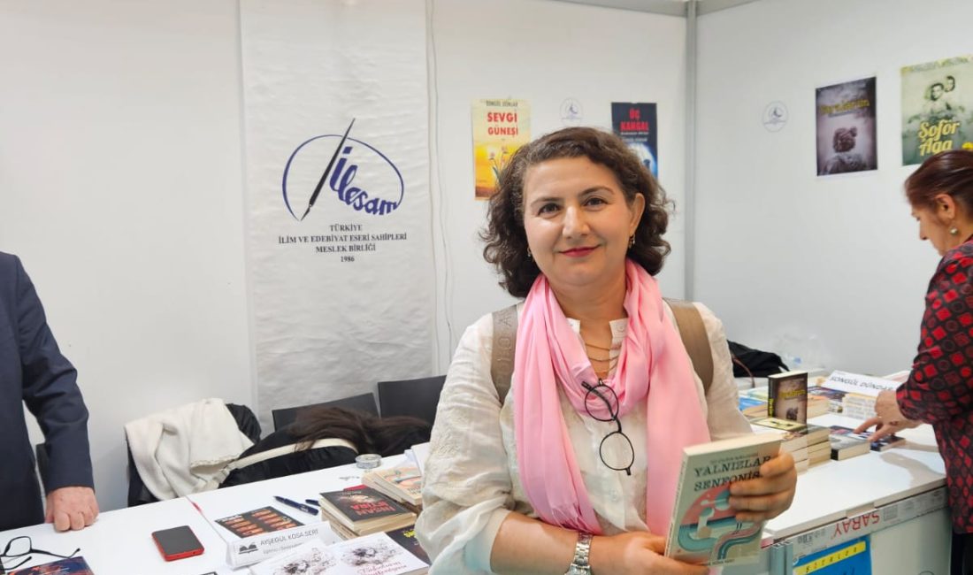 Başkentte düzenlenen Ankara Kitap Fuarı, imza günleri ve söyleşilerle edebiyatseverleri