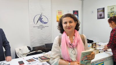 Başkentte düzenlenen Ankara Kitap Fuarı, imza günleri ve söyleşilerle edebiyatseverleri