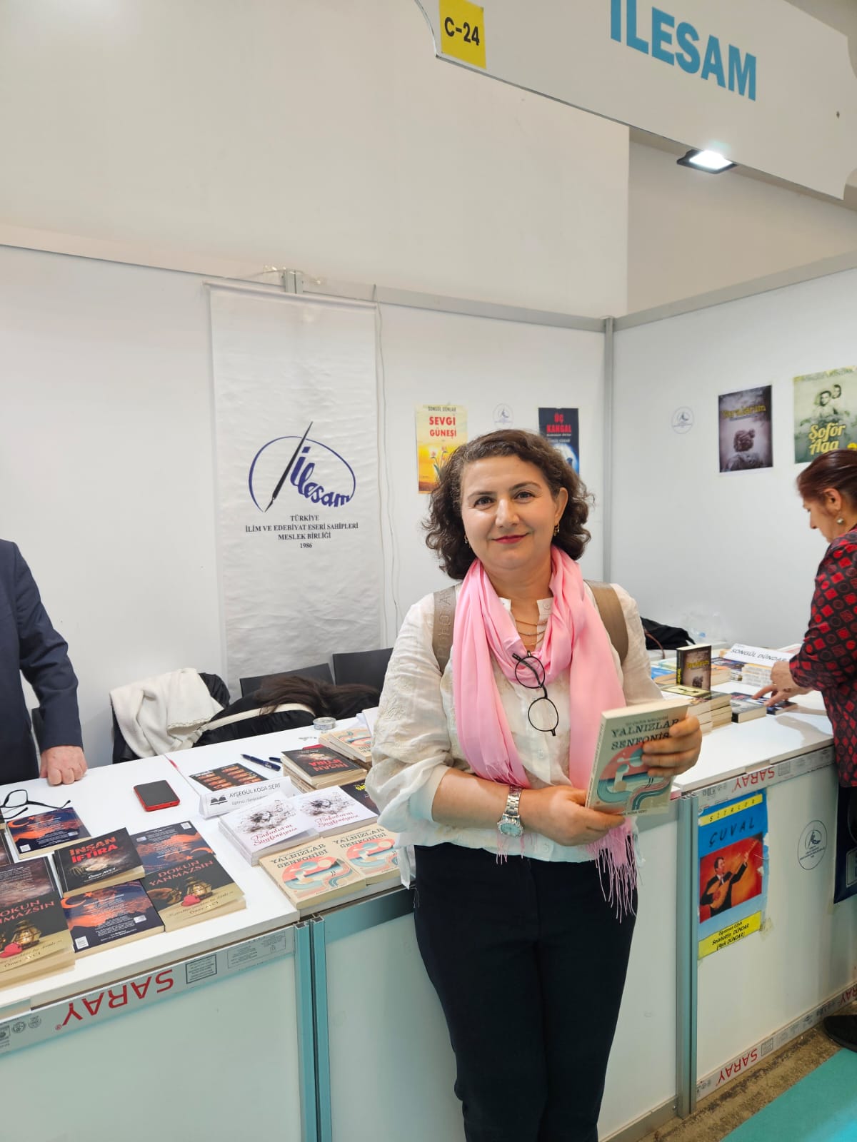 Başkentte düzenlenen Ankara Kitap Fuarı, imza günleri ve söyleşilerle edebiyatseverleri