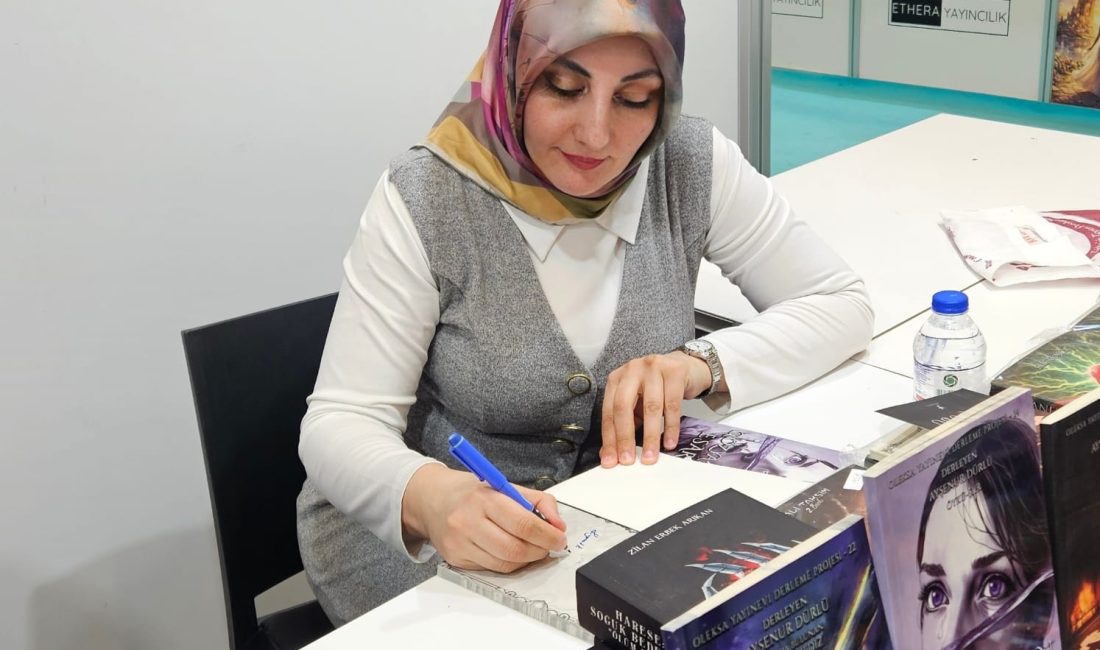 Yazar Ayşenur Dürlü, 23. Ankara Kitap Fuarı’nda Oleksa standında düzenlenen
