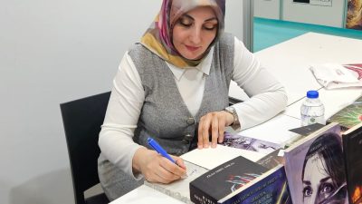 Yazar Ayşenur Dürlü, 23. Ankara Kitap Fuarı’nda Oleksa standında düzenlenen