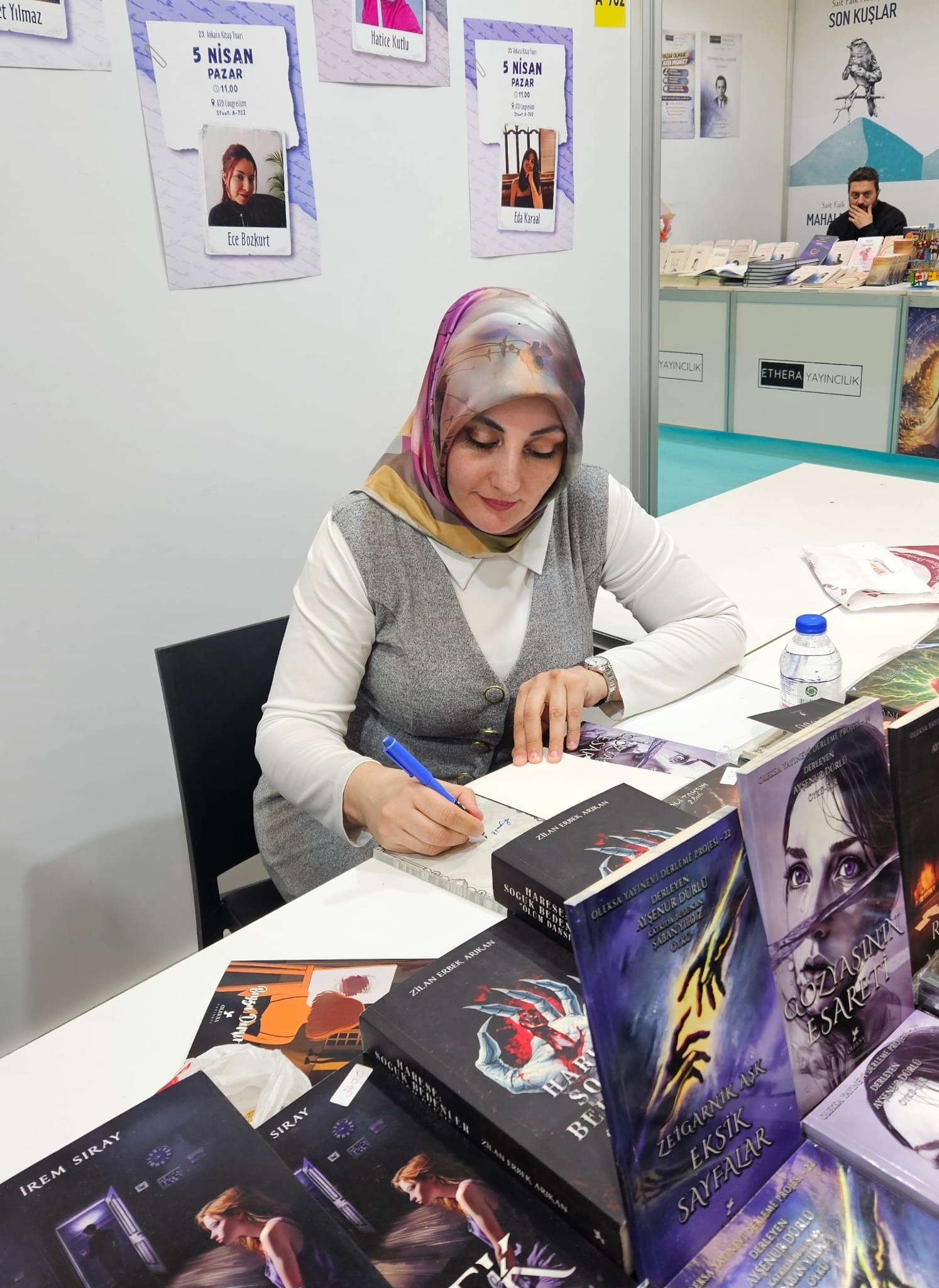 Yazar Ayşenur Dürlü, 23. Ankara Kitap Fuarı’nda Oleksa standında düzenlenen