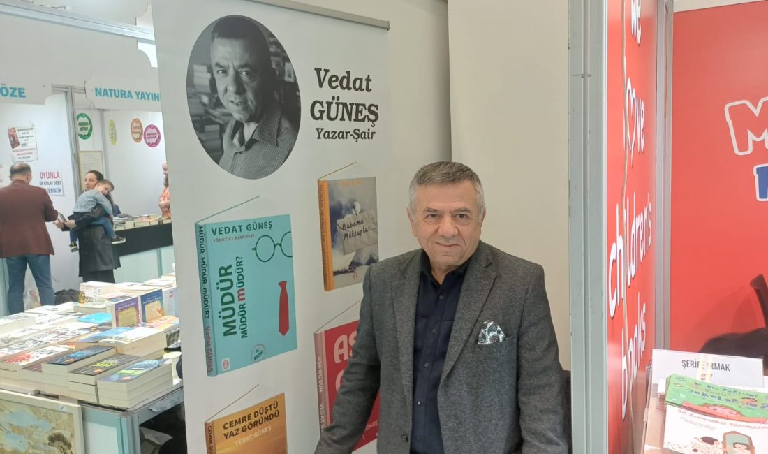 Yazar Vedat Güneş, 23. Ankara Kitap Fuarı’nda düzenlenen imza gününde
