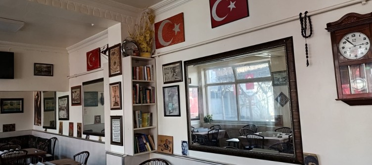 Abdurrahim Zararsız, Yozgat’ta çayın, sohbetin, muhabbetin adresi olan Aynalı Kahve'yi