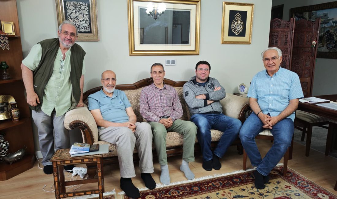 Ankara Edebiyat’ın yönetim kurulu üyeleri, gazeteci-yazar Abdurrahman Dilipak’ı Keçiören’deki evinde