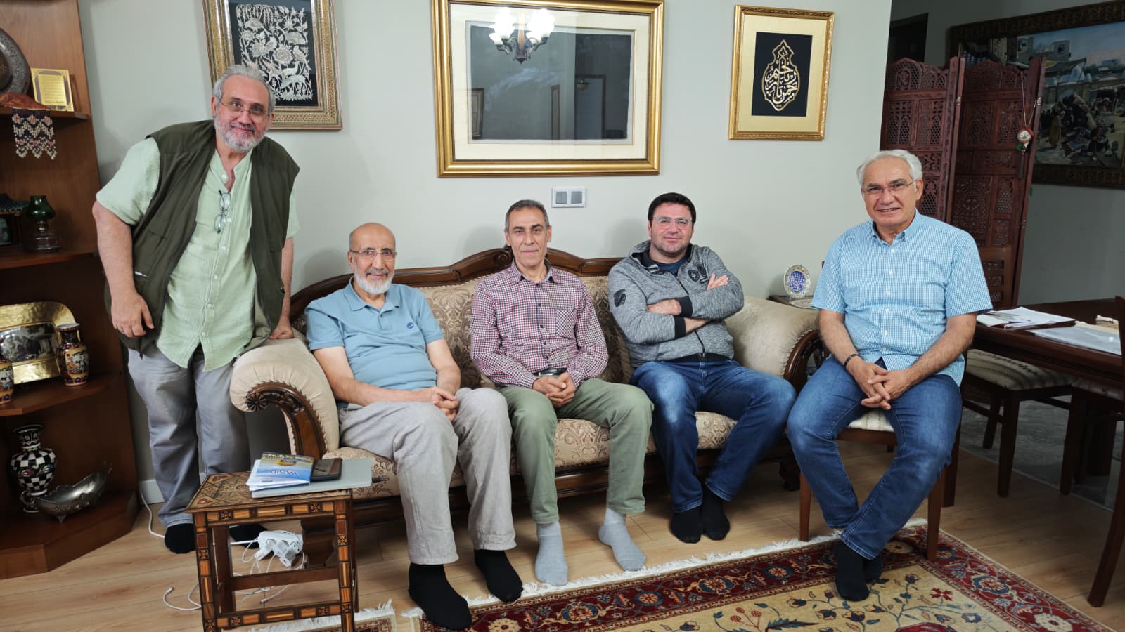 Ankara Edebiyat’ın yönetim kurulu üyeleri, gazeteci-yazar Abdurrahman Dilipak’ı Keçiören’deki evinde